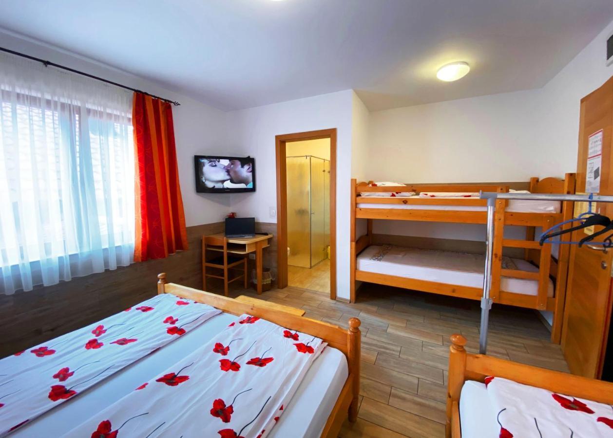 ורהניקה Guesthouse Mesec Zaplana מראה חיצוני תמונה