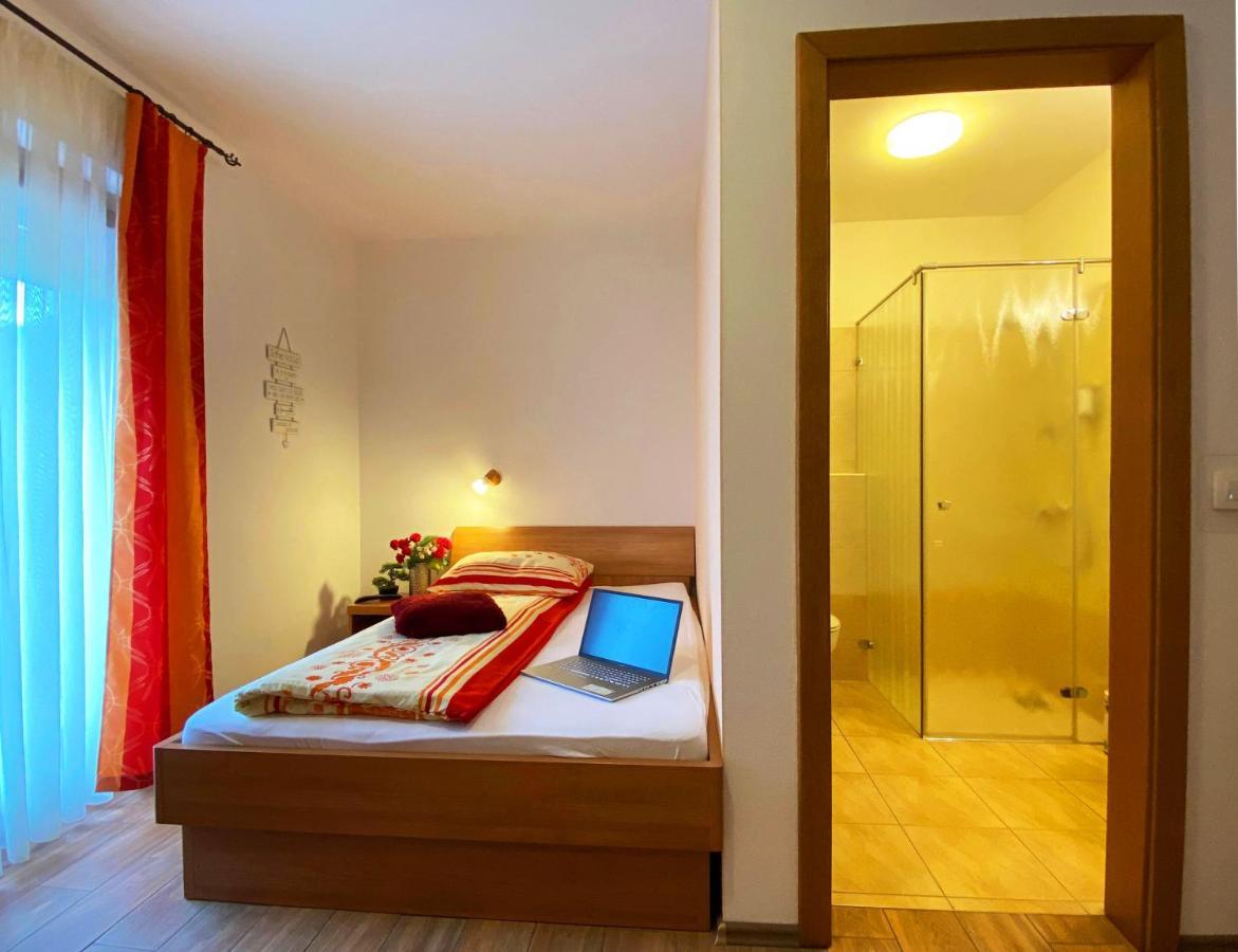 ורהניקה Guesthouse Mesec Zaplana מראה חיצוני תמונה