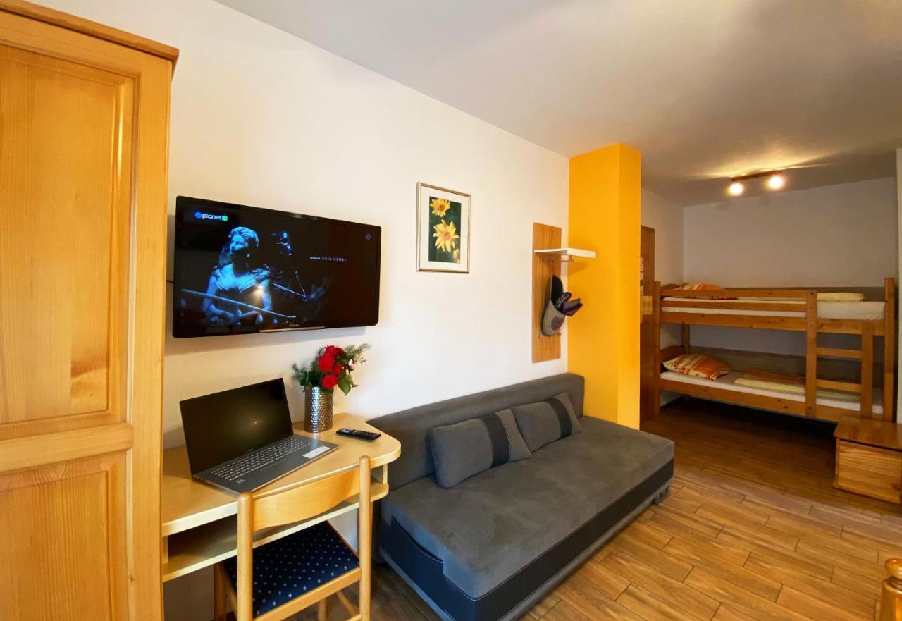 ורהניקה Guesthouse Mesec Zaplana מראה חיצוני תמונה