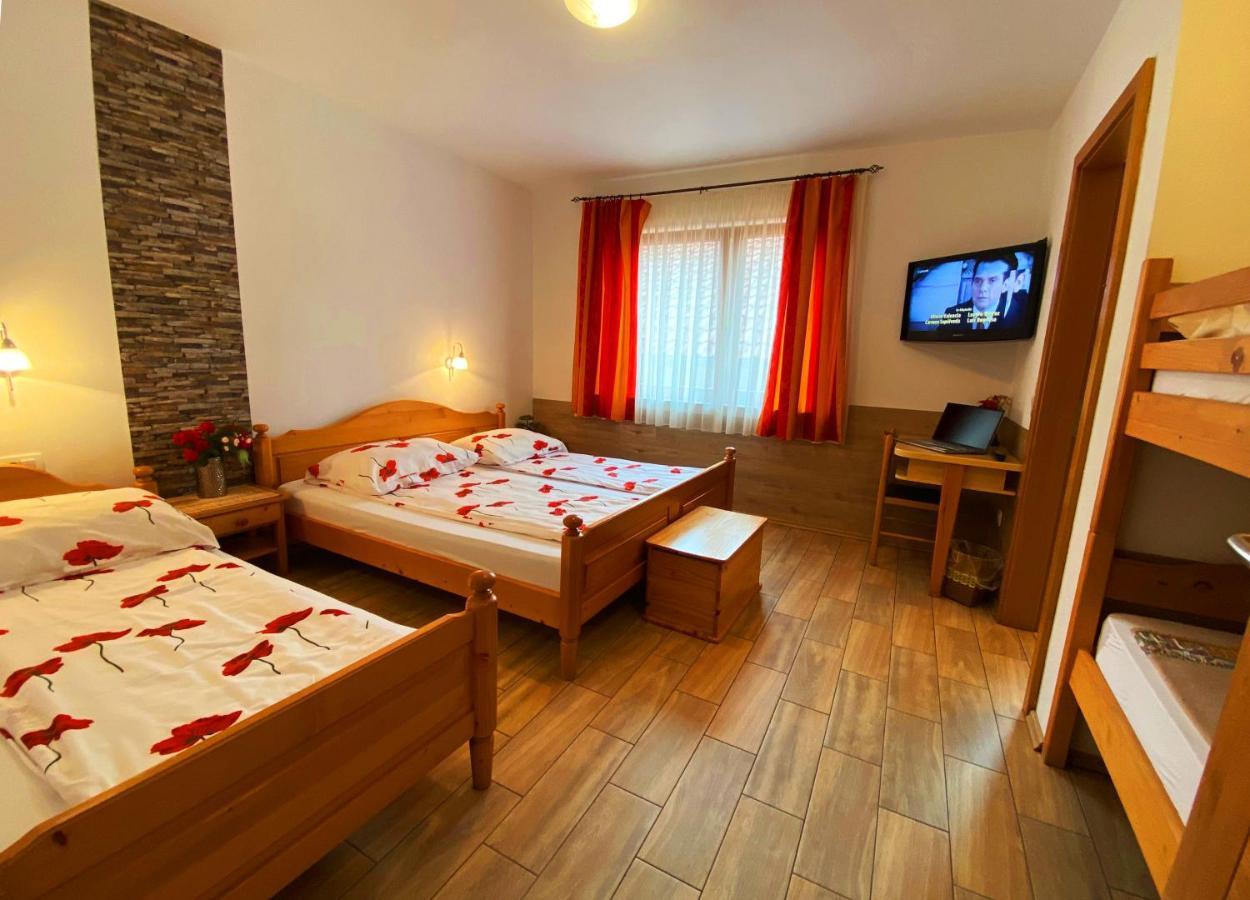 ורהניקה Guesthouse Mesec Zaplana מראה חיצוני תמונה