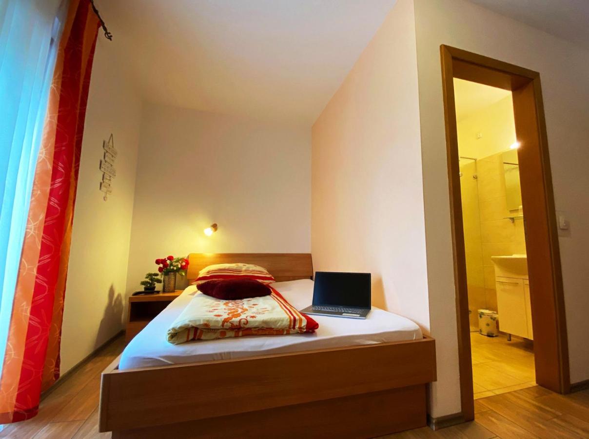 ורהניקה Guesthouse Mesec Zaplana מראה חיצוני תמונה