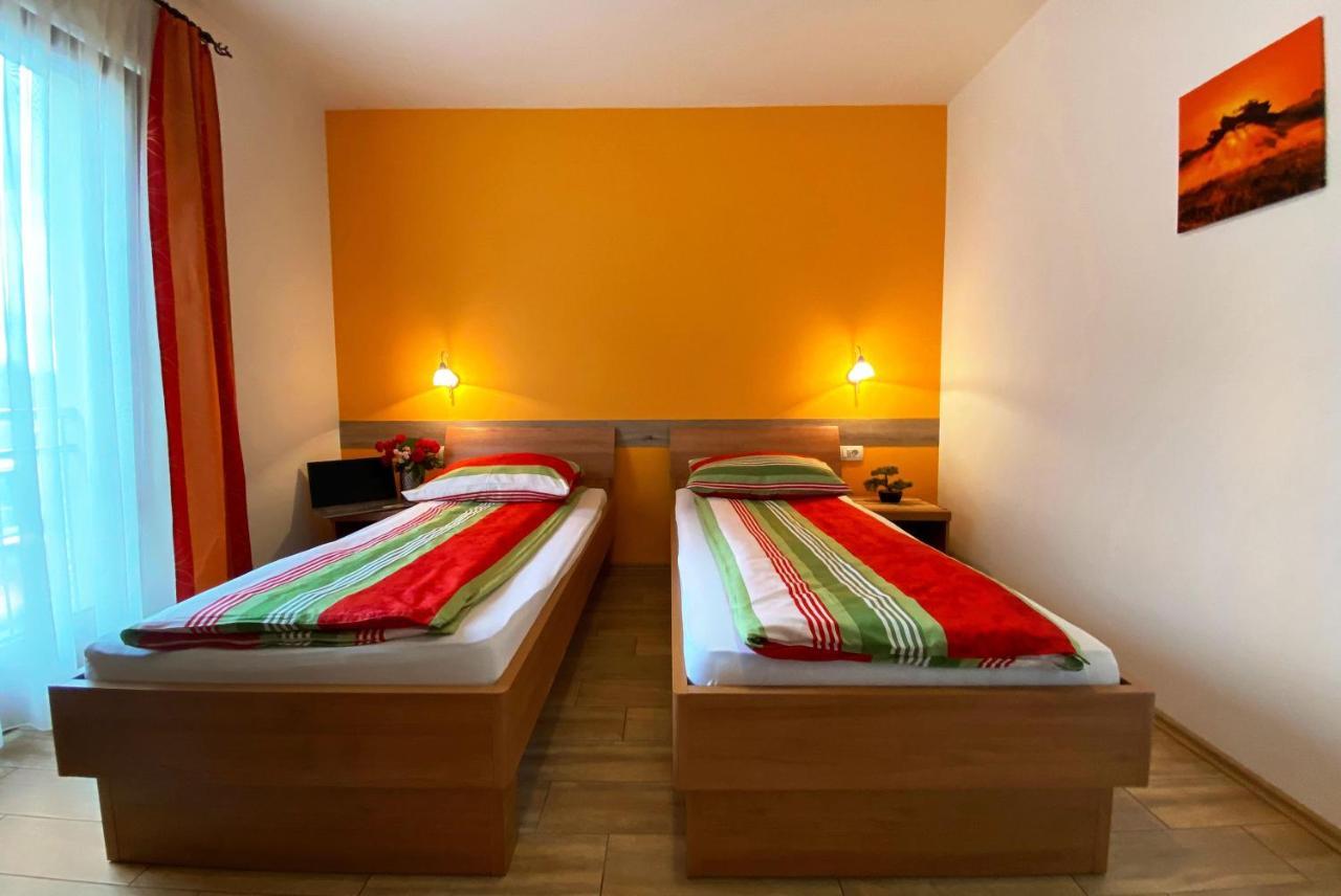 ורהניקה Guesthouse Mesec Zaplana מראה חיצוני תמונה