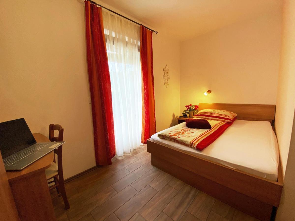 ורהניקה Guesthouse Mesec Zaplana מראה חיצוני תמונה