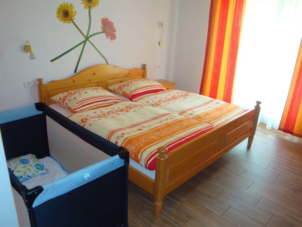 ורהניקה Guesthouse Mesec Zaplana מראה חיצוני תמונה