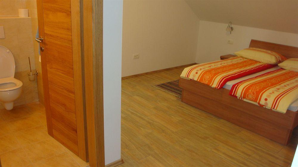 ורהניקה Guesthouse Mesec Zaplana מראה חיצוני תמונה