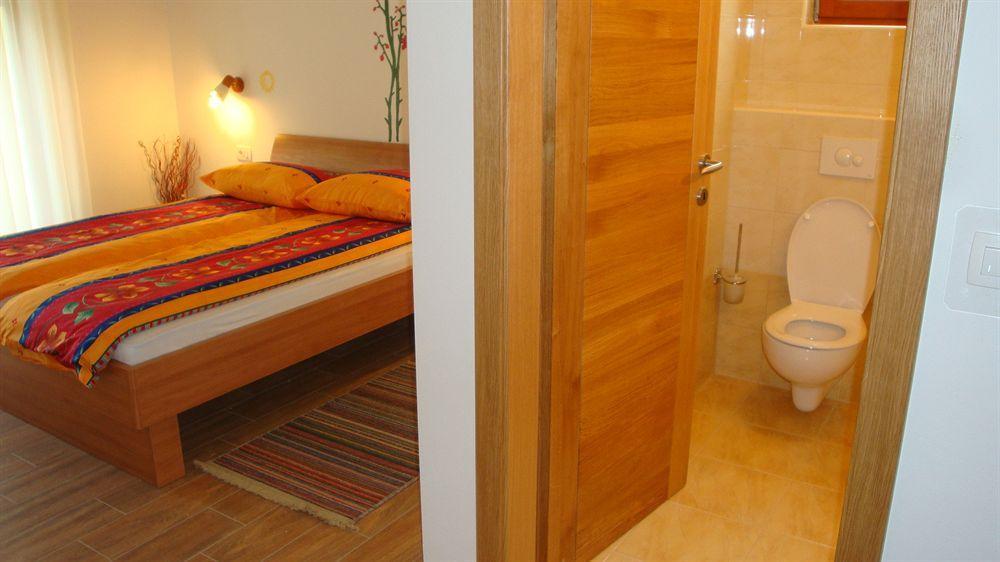 ורהניקה Guesthouse Mesec Zaplana מראה חיצוני תמונה