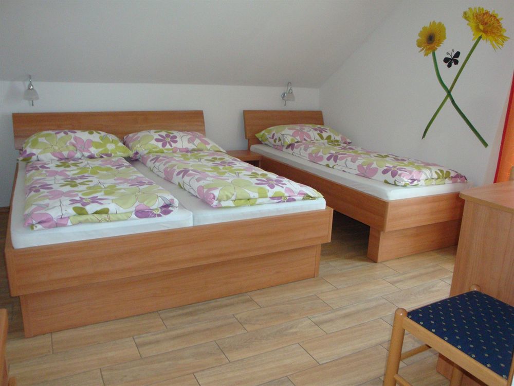 ורהניקה Guesthouse Mesec Zaplana מראה חיצוני תמונה
