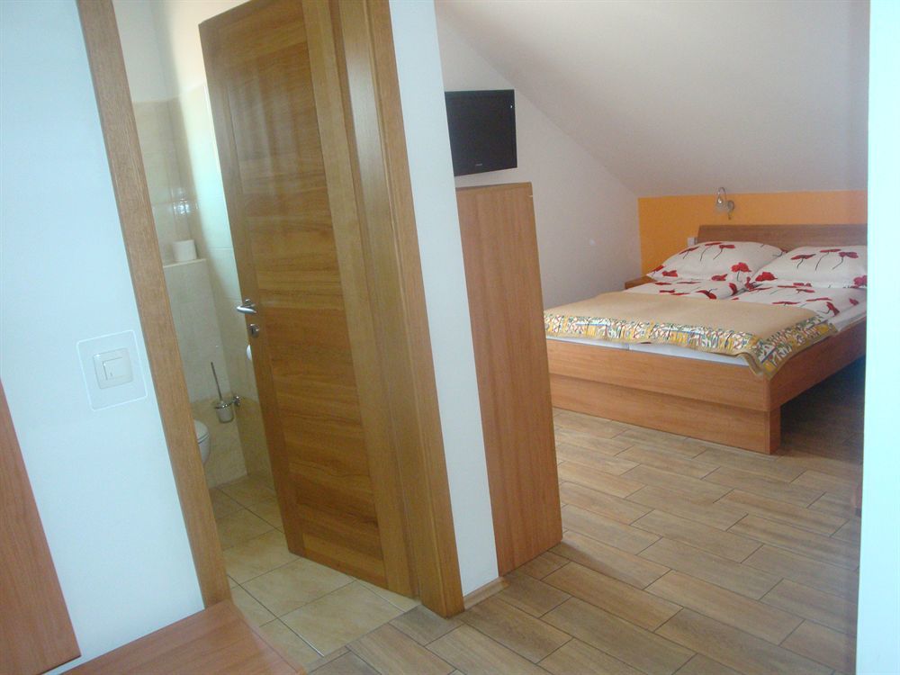 ורהניקה Guesthouse Mesec Zaplana מראה חיצוני תמונה