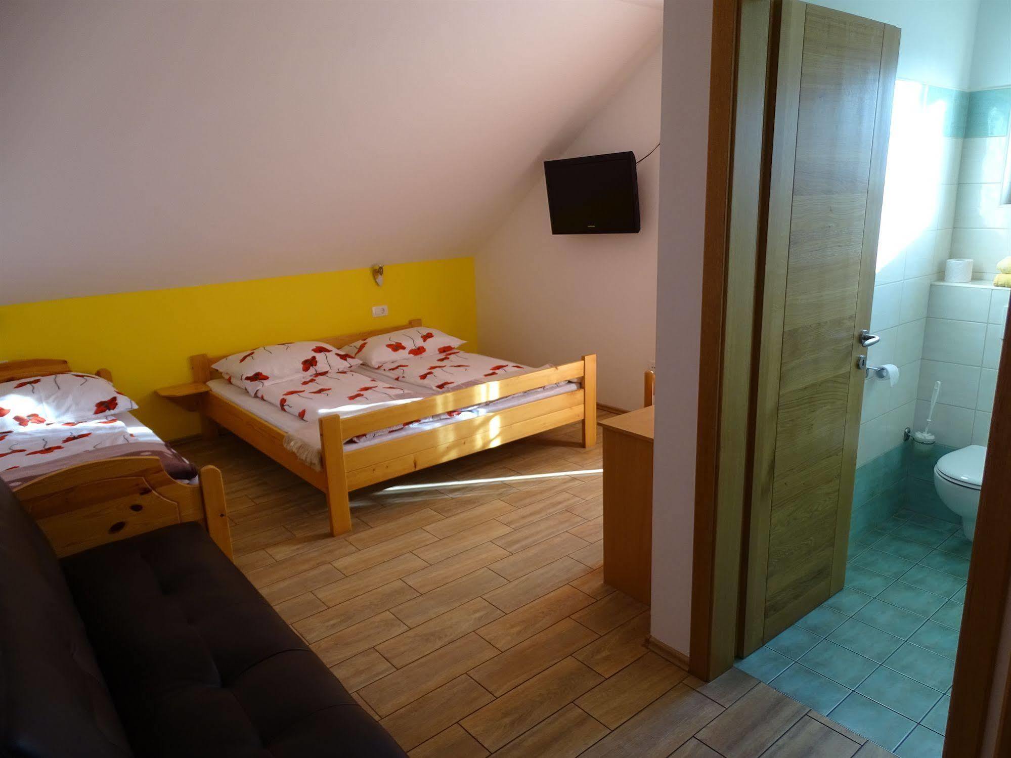 ורהניקה Guesthouse Mesec Zaplana מראה חיצוני תמונה