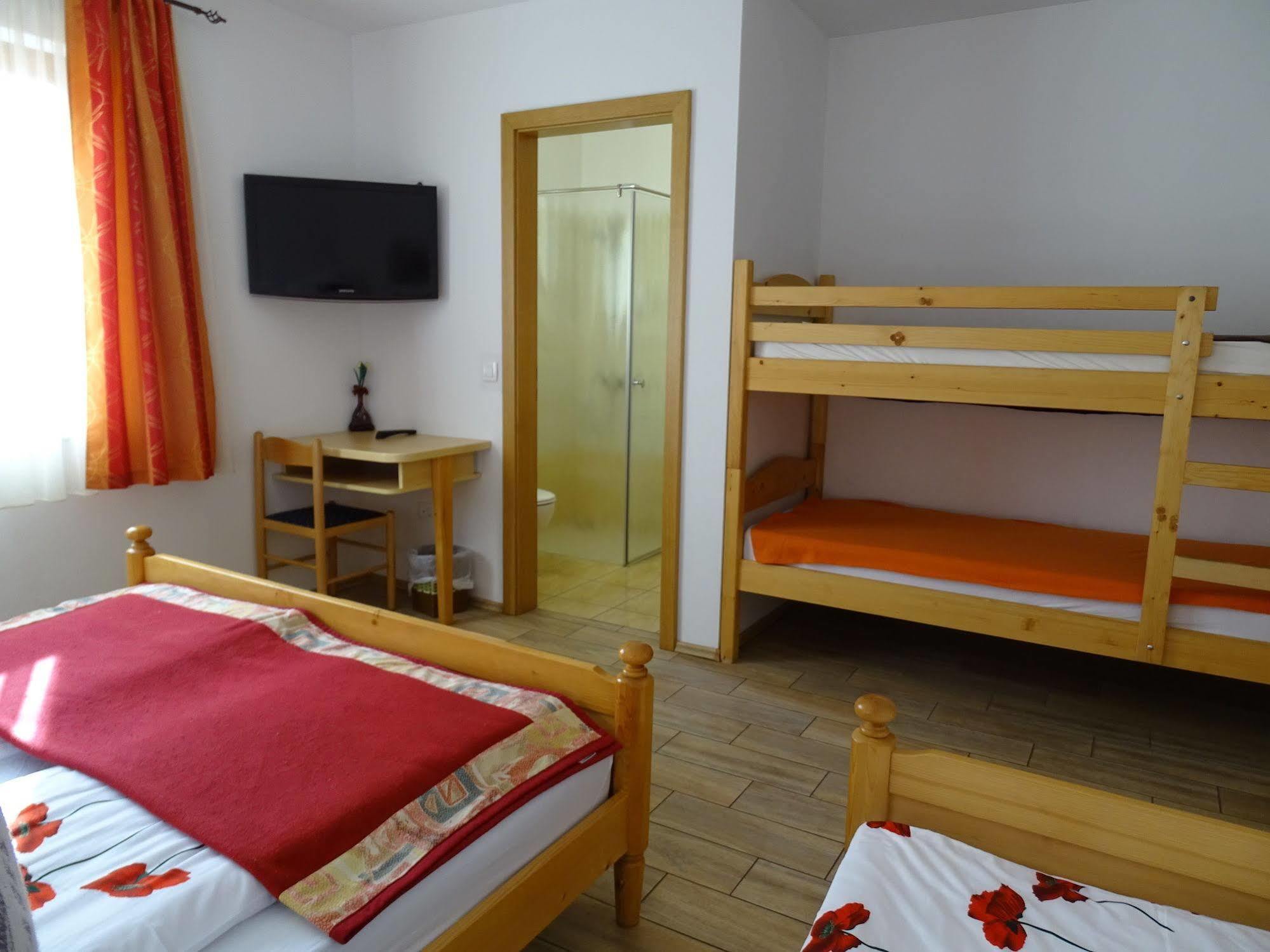 ורהניקה Guesthouse Mesec Zaplana מראה חיצוני תמונה