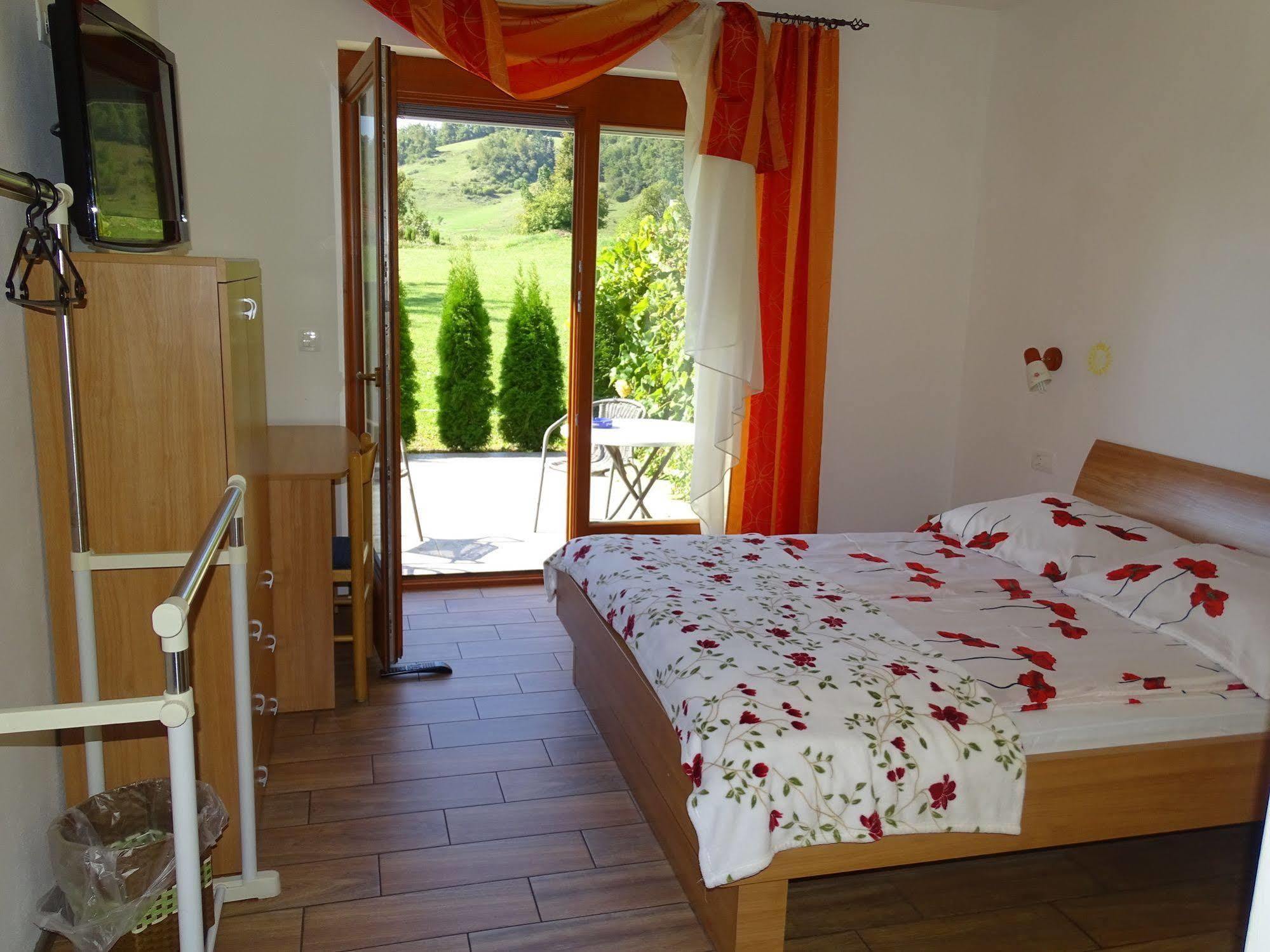 ורהניקה Guesthouse Mesec Zaplana מראה חיצוני תמונה