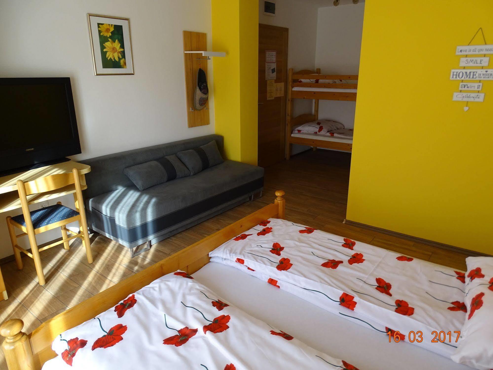 ורהניקה Guesthouse Mesec Zaplana מראה חיצוני תמונה