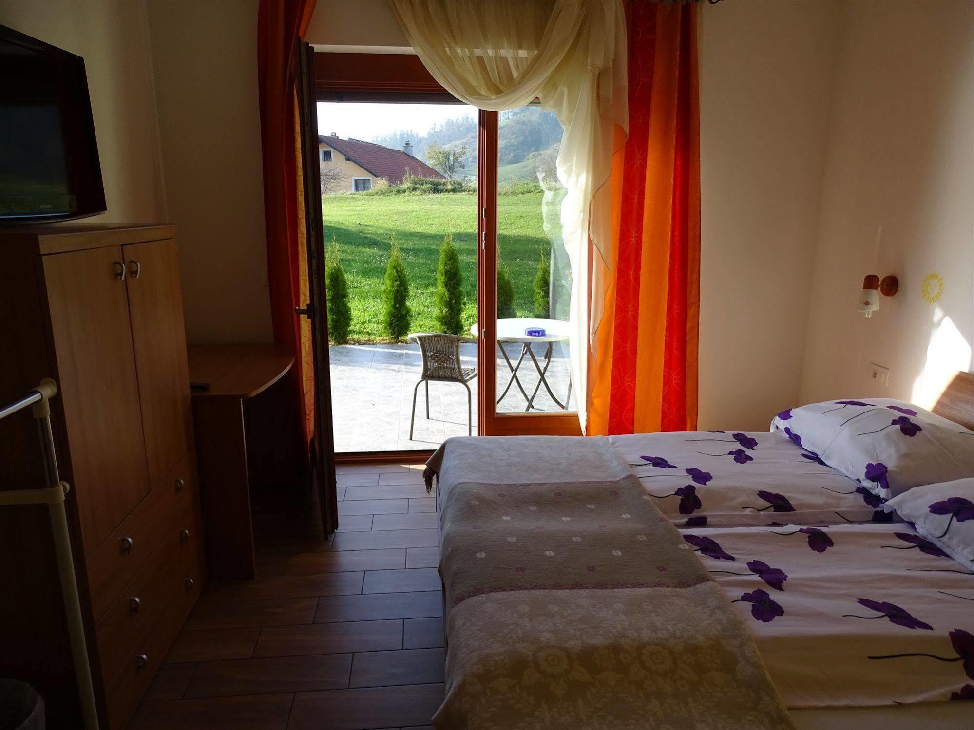 ורהניקה Guesthouse Mesec Zaplana מראה חיצוני תמונה