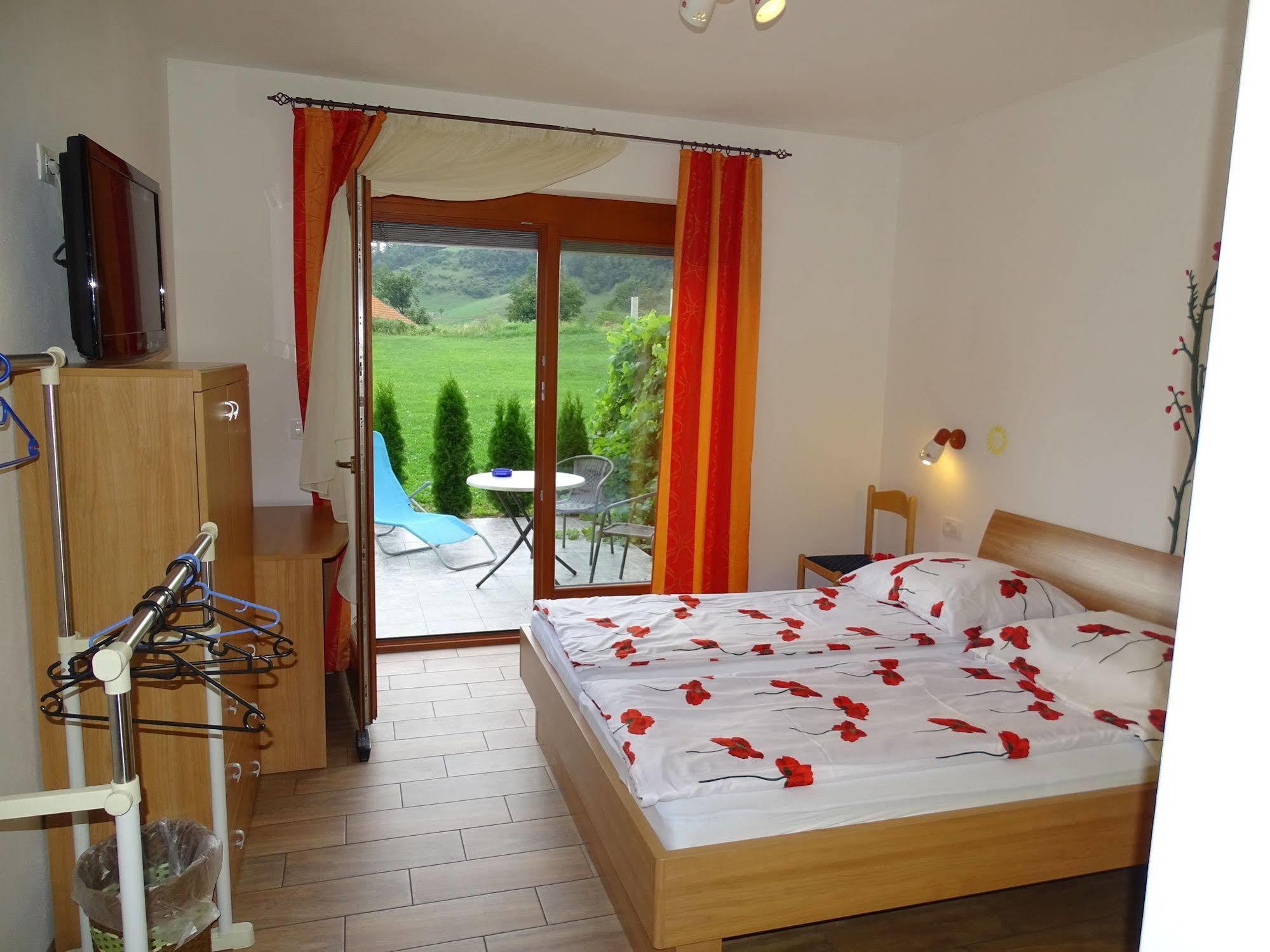 ורהניקה Guesthouse Mesec Zaplana מראה חיצוני תמונה