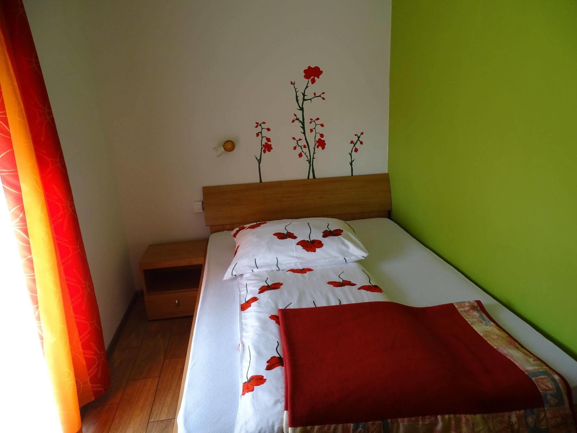 ורהניקה Guesthouse Mesec Zaplana מראה חיצוני תמונה
