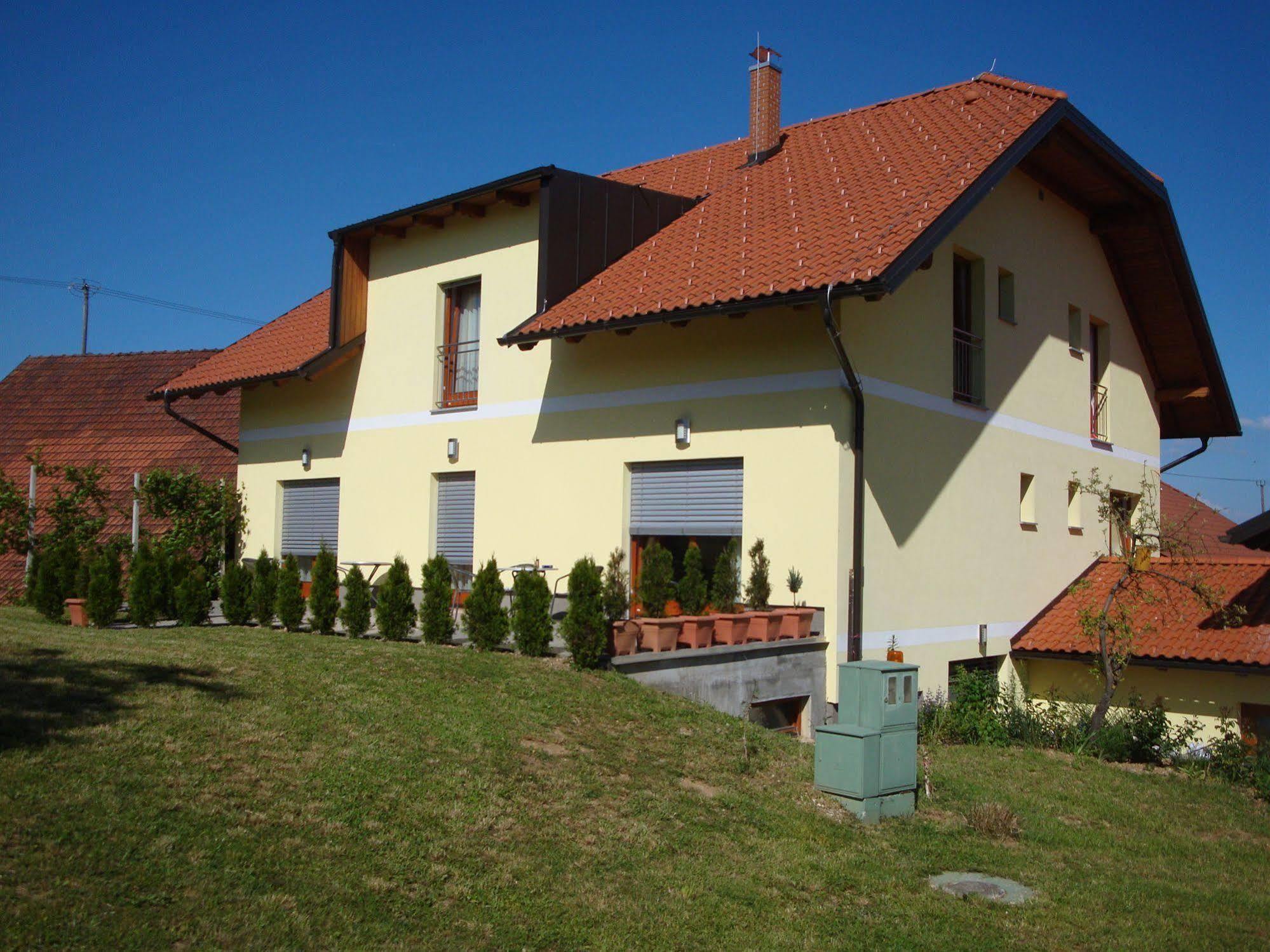 ורהניקה Guesthouse Mesec Zaplana מראה חיצוני תמונה
